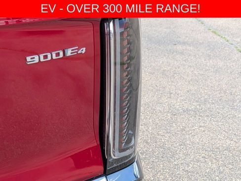 Used 2026 Cadillac Vistiq Sport w/ LPO, Floor Liner Package AWD/4WD image 9