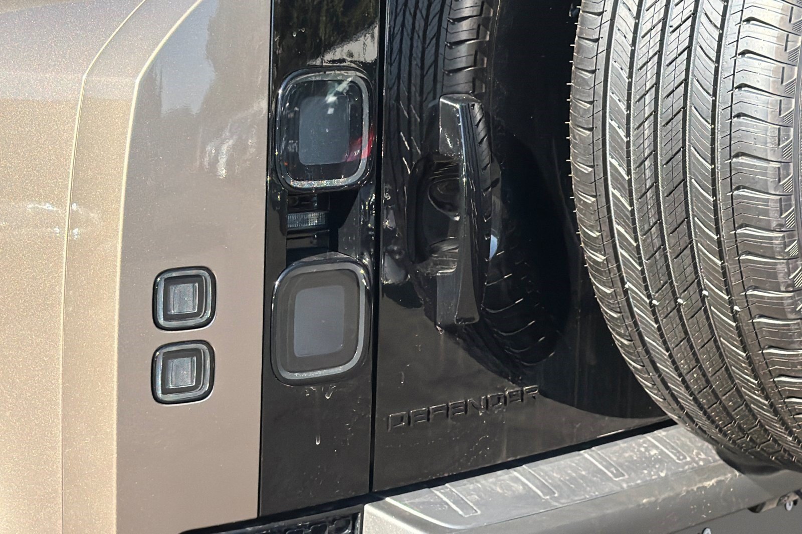 New 2026 Land Rover Defender 110 OCTA AWD/4WD image 17