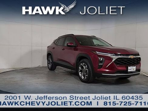 Used 2025 Chevrolet Trax LT w/ LT Convenience Package FWD image 2