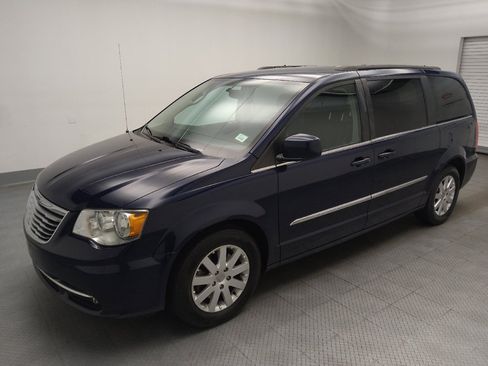 Used 2015 Chrysler Town & Country Touring FWD image 2