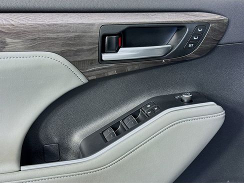 Used 2024 Toyota Highlander Limited image 24