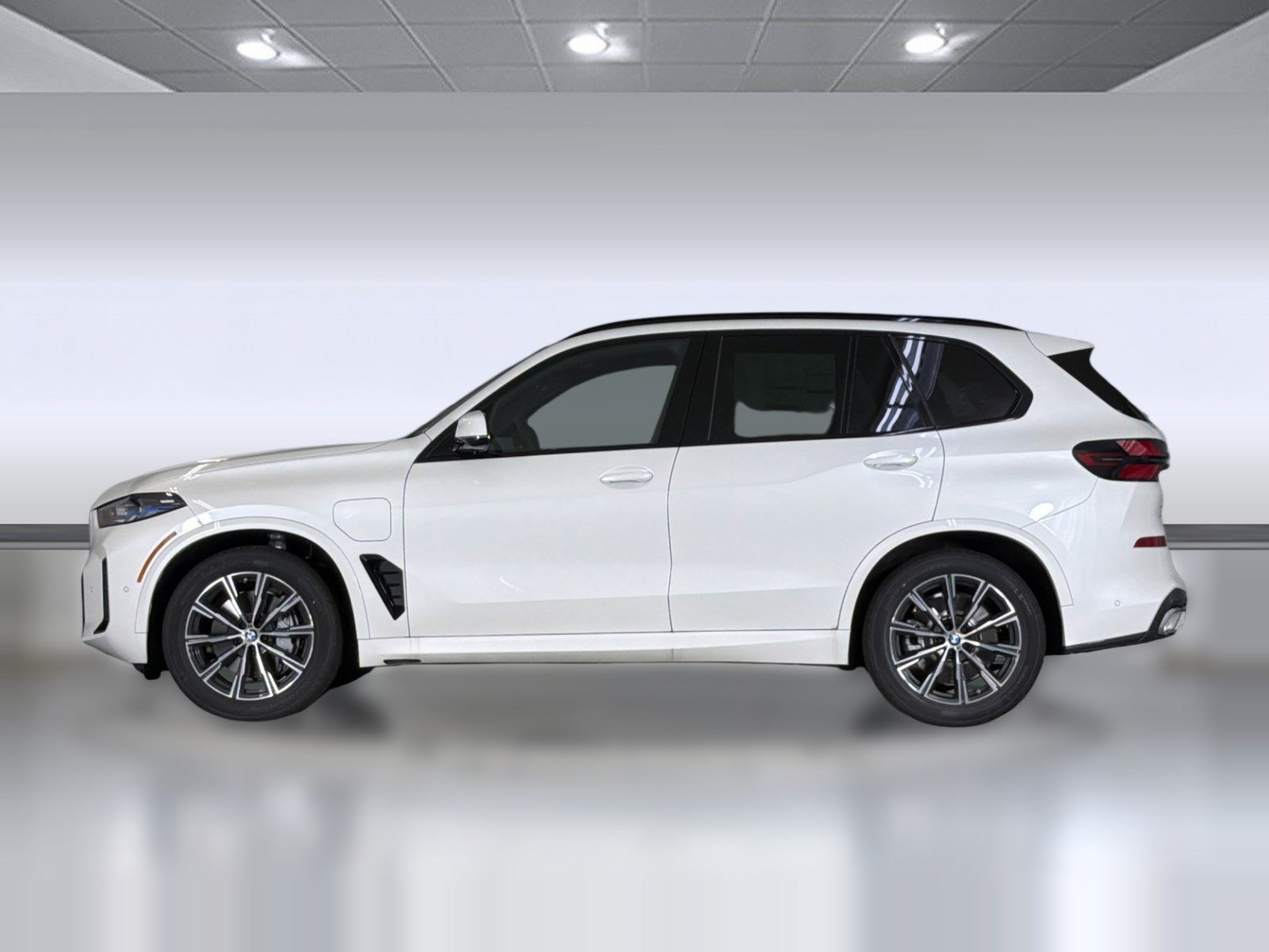 Used 2026 BMW X5 xDrive50e w/ M Sport Package AWD/4WD image 2