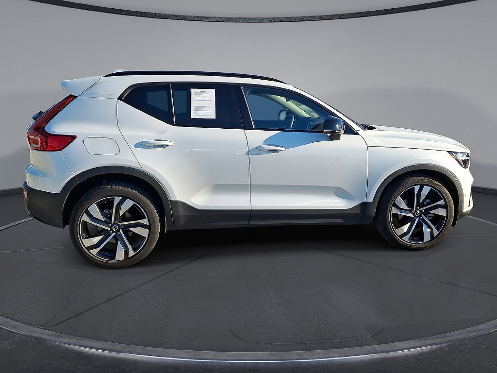 Certified 2024 Volvo XC40 B5 Plus w/ Protection Package Premier AWD/4WD image 32