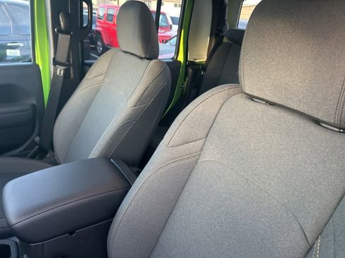 Used 2025 Jeep Gladiator Sport image 14