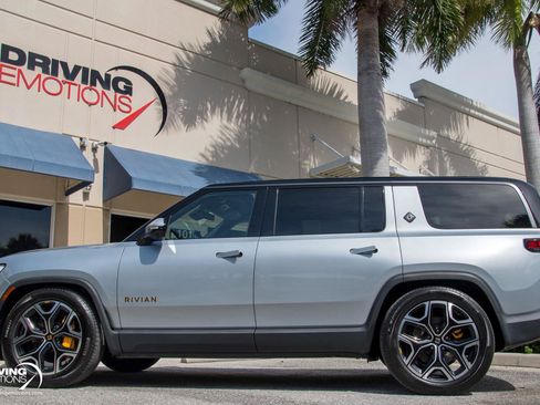 Used 2025 Rivian R1S Premium AWD/4WD image 31