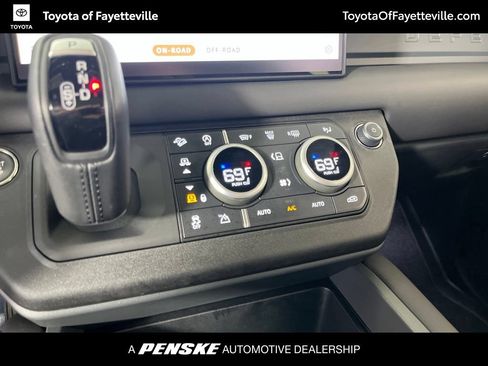 Used 2025 Land Rover Defender 130 X-Dynamic SE AWD/4WD image 30