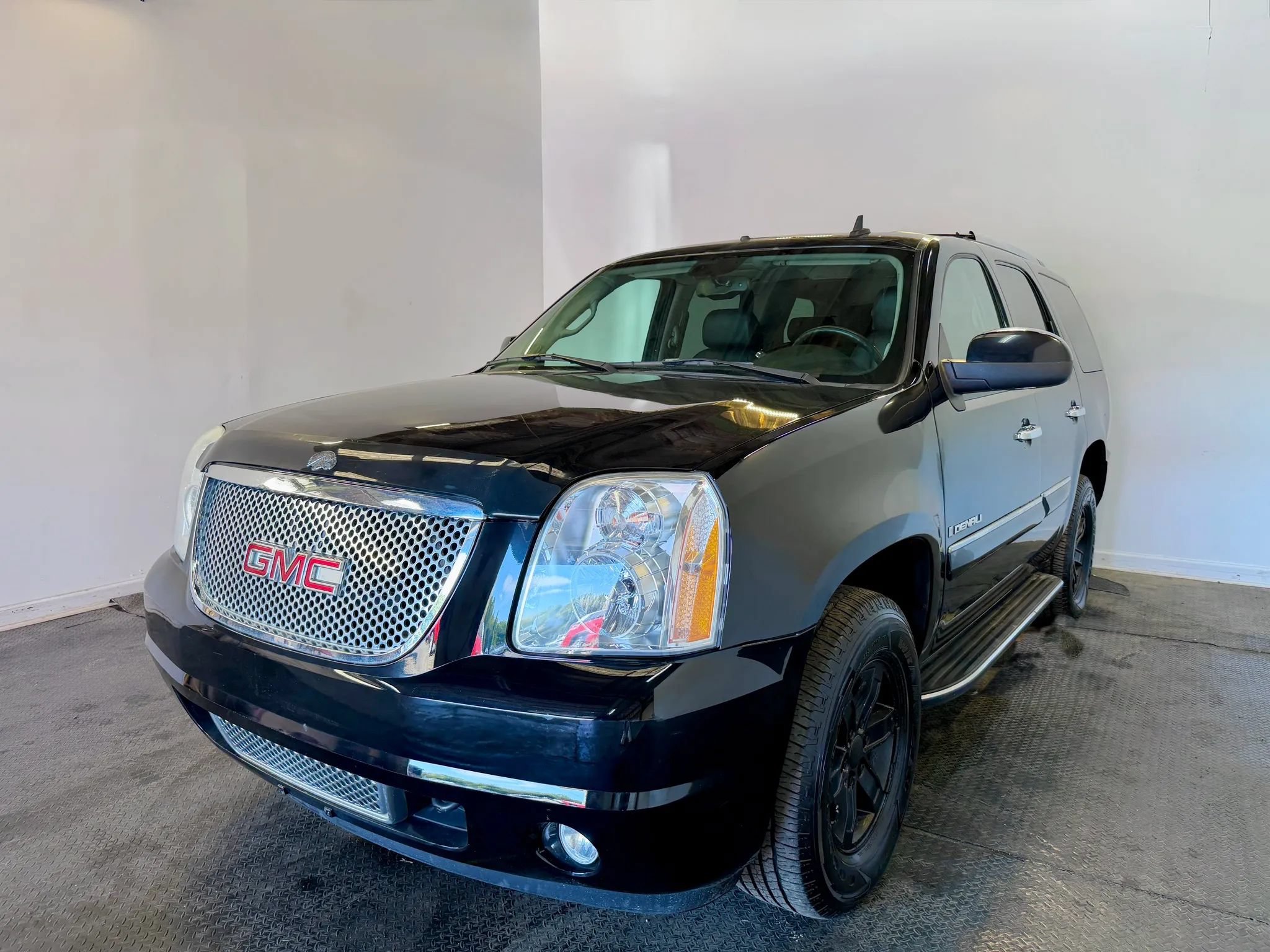 Used 2007 GMC Yukon Denali AWD/4WD image 2