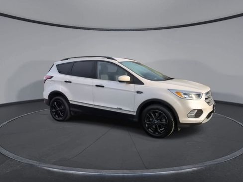 Used 2018 Ford Escape SE image 2