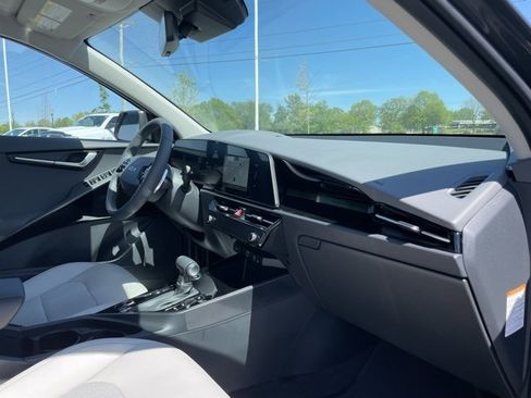 New 2025 Kia Niro EX image 29