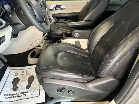 Used 2022 Chrysler Pacifica Touring-L FWD image 20