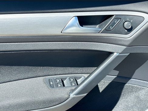 Used 2017 Volkswagen Golf S image 22