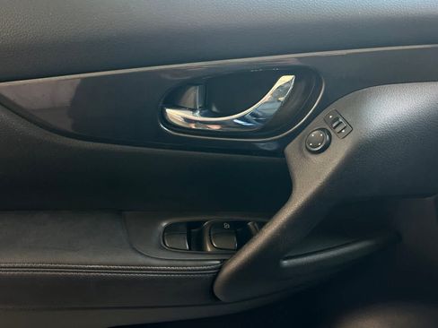 Used 2017 Nissan Rogue SV FWD image 15