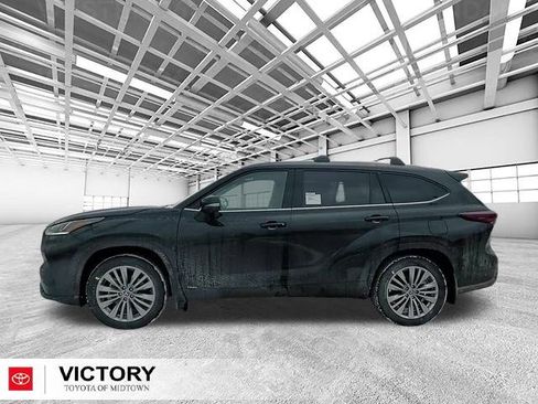 New 2026 Toyota Highlander Platinum image 6