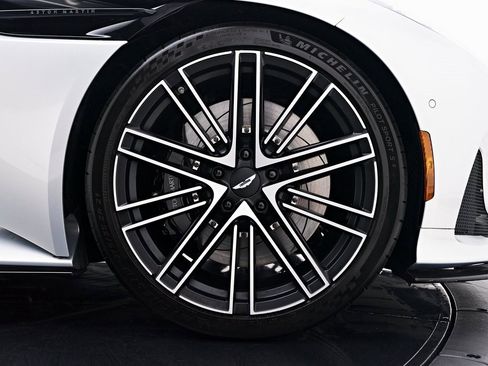 Used 2024 Aston Martin DB12 Coupe image 29