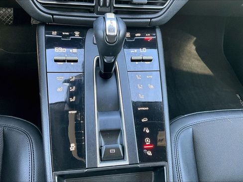 Used 2022 Porsche Macan image 33