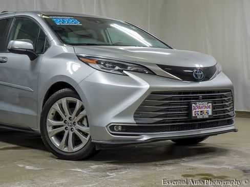Used 2023 Toyota Sienna Platinum image 3