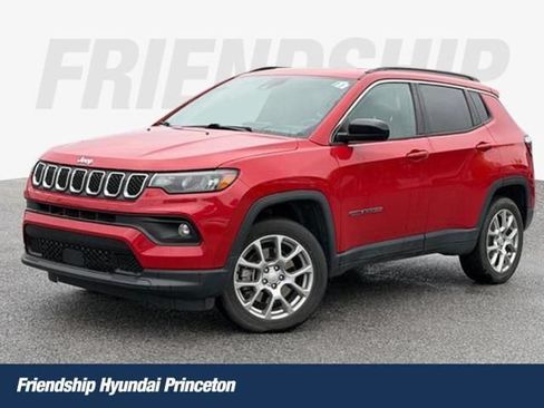 Used 2023 Jeep Compass Latitude AWD/4WD image 1