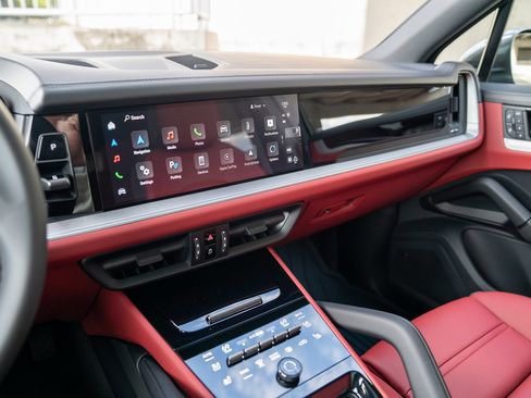 Certified 2025 Porsche Cayenne image 14