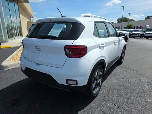 Certified 2024 Hyundai Venue SEL FWD image 4