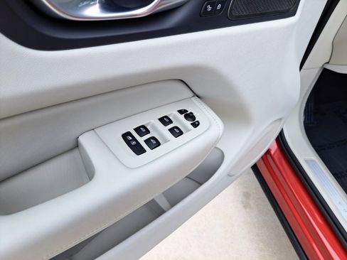 Used 2024 Volvo XC60 B5 Plus w/ Protection Package Premier image 16