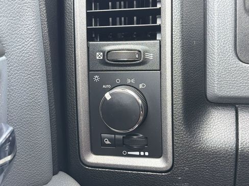 Used 2018 RAM 1500 Express RWD image 22