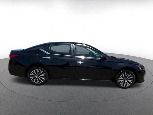 Used 2025 Nissan Altima 2.5 SV FWD image 12