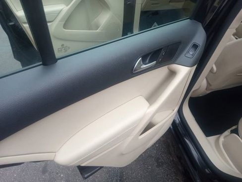 Used 2017 Volkswagen Tiguan S image 12