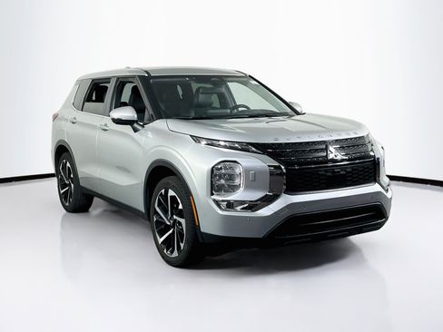 Used 2024 Mitsubishi Outlander SE AWD/4WD image 3