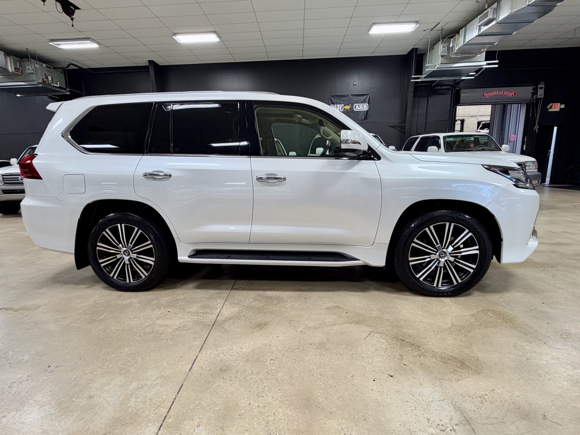 Used 2018 Lexus LX 570 4WD w/ Luxury Package image 13
