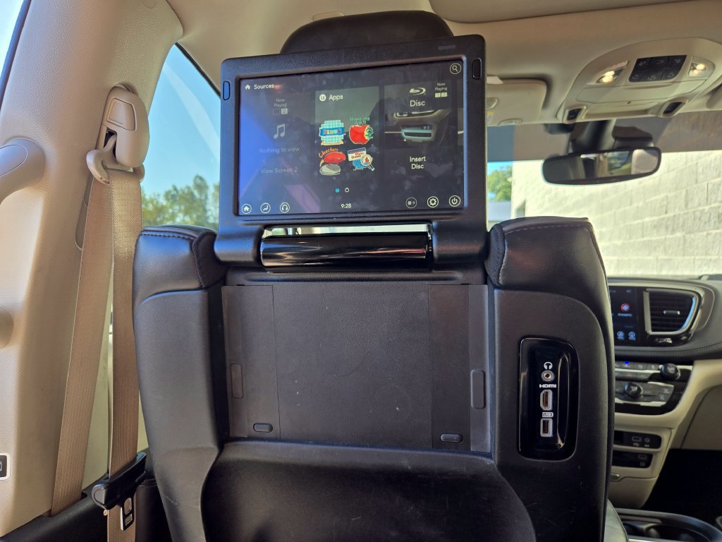Used 2017 Chrysler Pacifica Limited FWD image 40