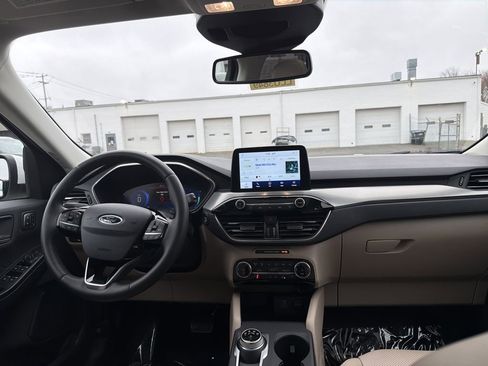 Used 2022 Ford Escape Titanium w/ Class II Trailer Tow Package image 18