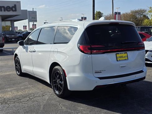 Used 2021 Chrysler Pacifica Touring-L image 6