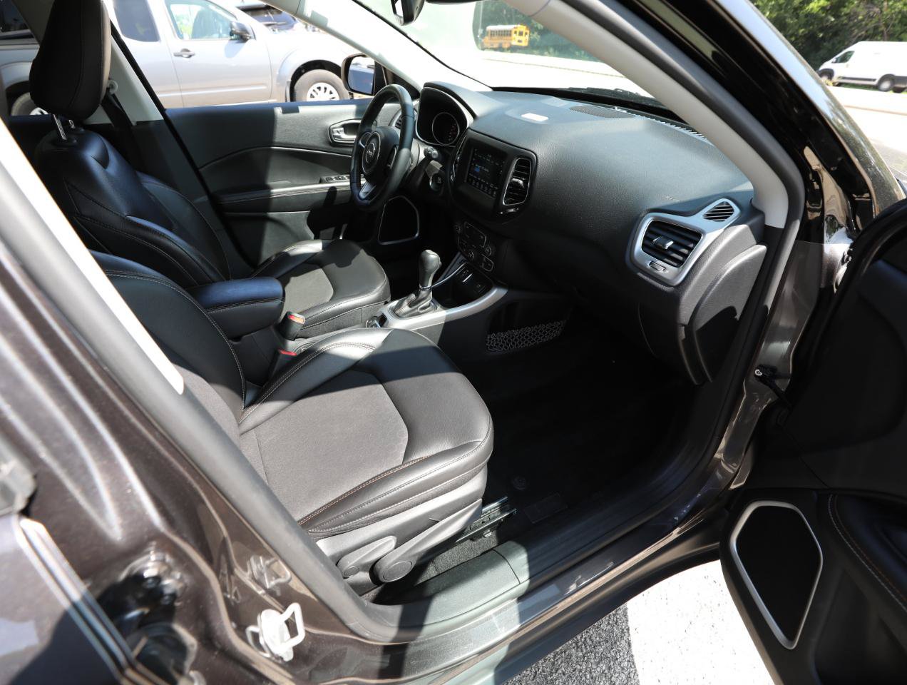 Used 2018 Jeep Compass Latitude w/ Popular Equipment Group FWD image 10