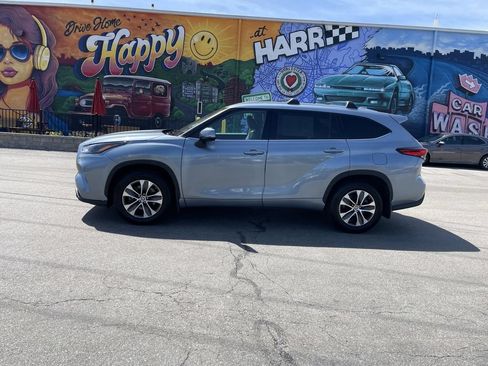 Used 2022 Toyota Highlander XLE AWD/4WD image 2