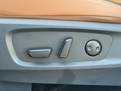 Used 2025 Nissan Pathfinder Platinum image 12