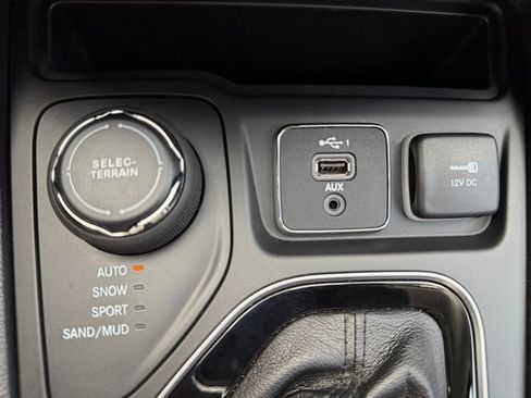 Used 2021 Jeep Cherokee Latitude Plus AWD/4WD image 34