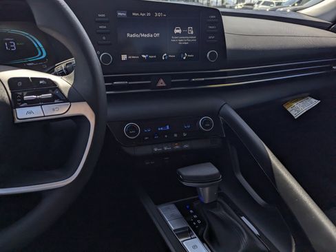 Used 2025 Hyundai Elantra Hybrid FWD image 10
