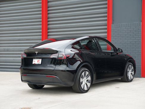 Used 2023 Tesla Model Y AWD image 11