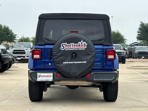 Used 2018 Jeep Wrangler Unlimited Sahara AWD/4WD image 8