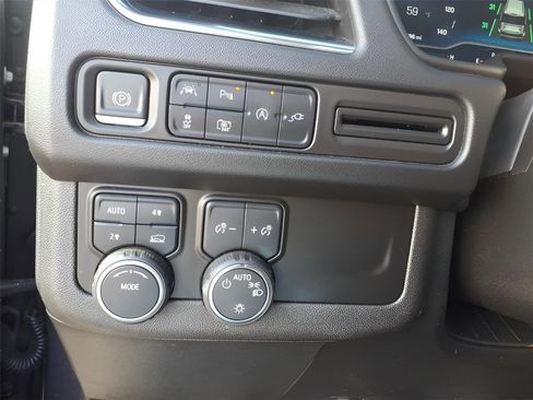 Used 2022 Chevrolet Suburban RST w/ Sport Performance Package image 21