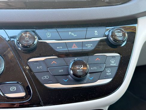 Used 2018 Chrysler Pacifica Touring-L Plus FWD image 33