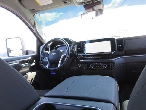 Used 2024 Chevrolet Silverado 2500 LT AWD/4WD image 24