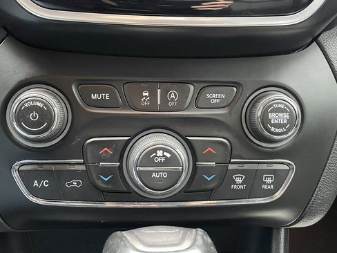 Used 2020 Jeep Cherokee Limited image 36