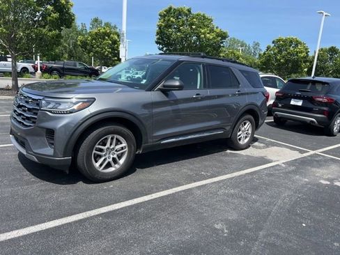 Used 2025 Ford Explorer Active AWD/4WD image 2