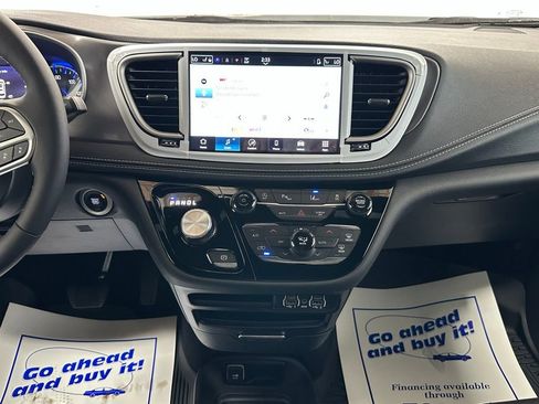 New 2025 Chrysler Pacifica Select w/ Fav Edition Package image 16
