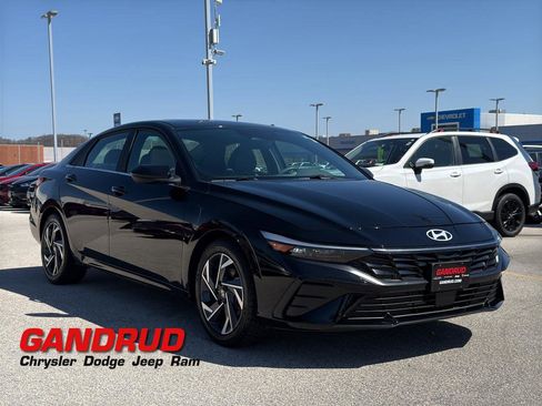 Used 2024 Hyundai Elantra SEL w/ Convenience Package image 1