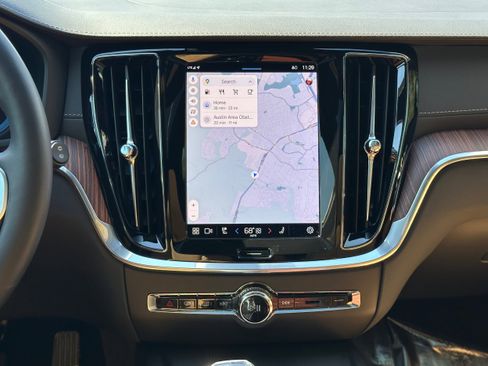 Certified 2025 Volvo V60 B5 Cross Country Ultra w/ Protection Package Premier image 15