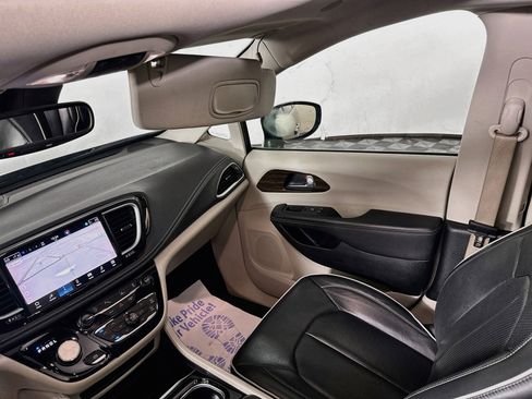 Used 2023 Chrysler Pacifica Limited FWD image 23