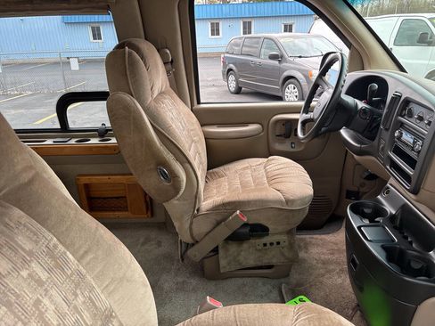 Used 2001 Chevrolet Express 1500 RWD image 22