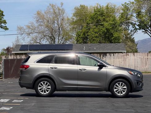 Used 2017 Kia Sorento L image 4
